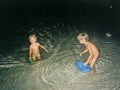 Fabien und Yanik am Abend im Wasser