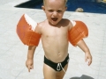Fabien vor Schwimmbad