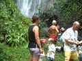 Familie vor Wasserfall
