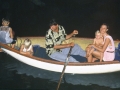Hans u Familie im Ruderboot