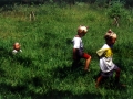 Kinder beim Ostereiersuchen
